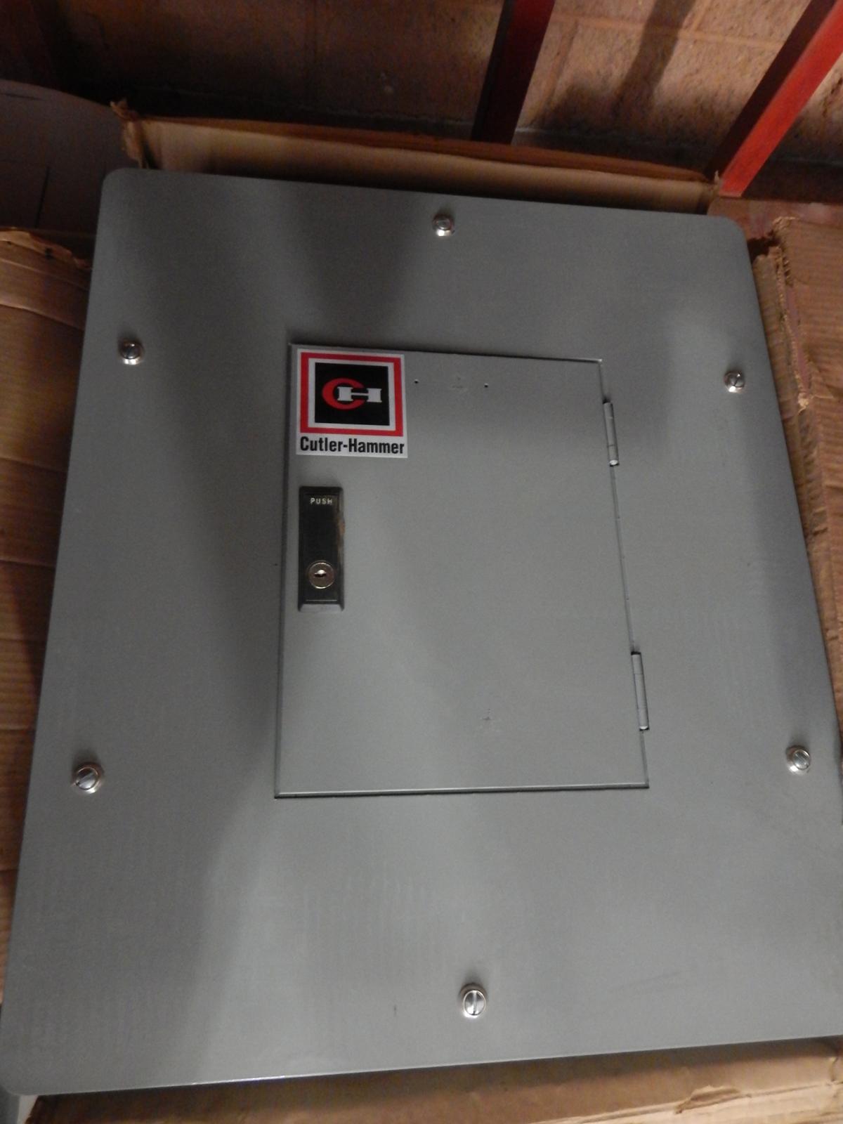 Tablero de alumbrado y distribución 14 polos 100 AMP 240V marca Cutler Hammer - imagen 1
