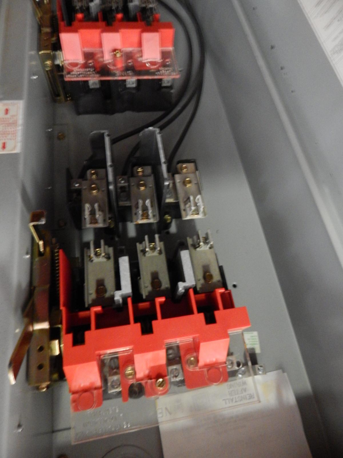 Interruptor de seguridad de doble tiro 30 AMP 250 V modelo DT321FGK marca Cutler Hammer - imagen 1