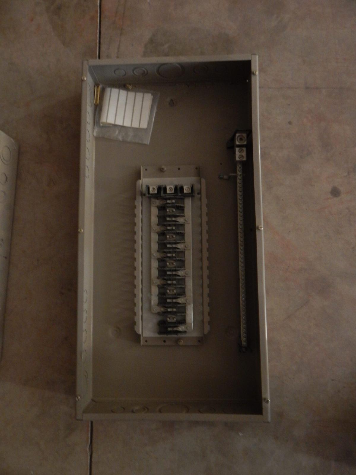 Centro de carga 15 circuitos 225 AMP modelo CH30L3225D marca Cutler Hammer - imagen 1