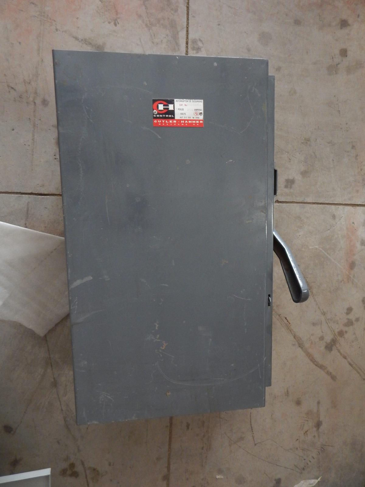 Interruptor de Seguridad 200 AMP 600V modelo 105H314 marca Cutler Hammer - imagen 1