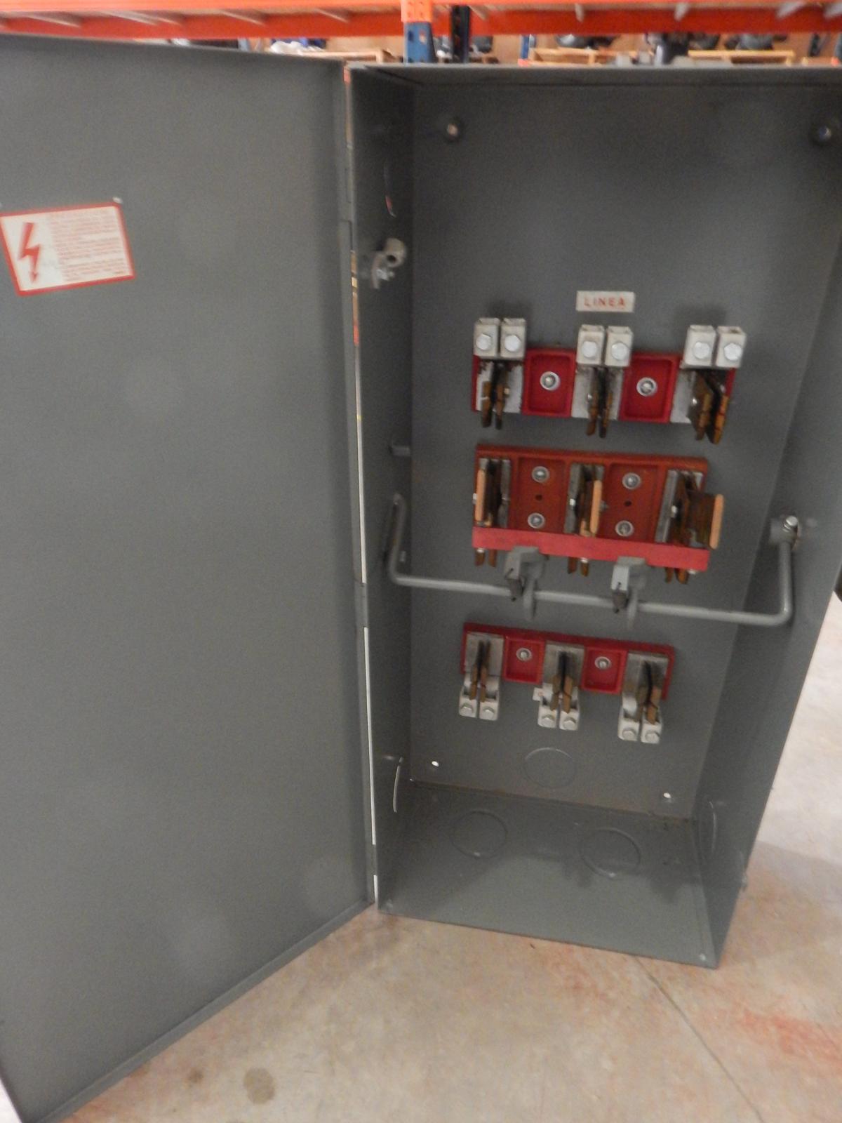 Interruptores de seguridad 600 AMP 240 V 45x96x25 cm modelo 4143H306 marca Cutler Hammer - imagen 1