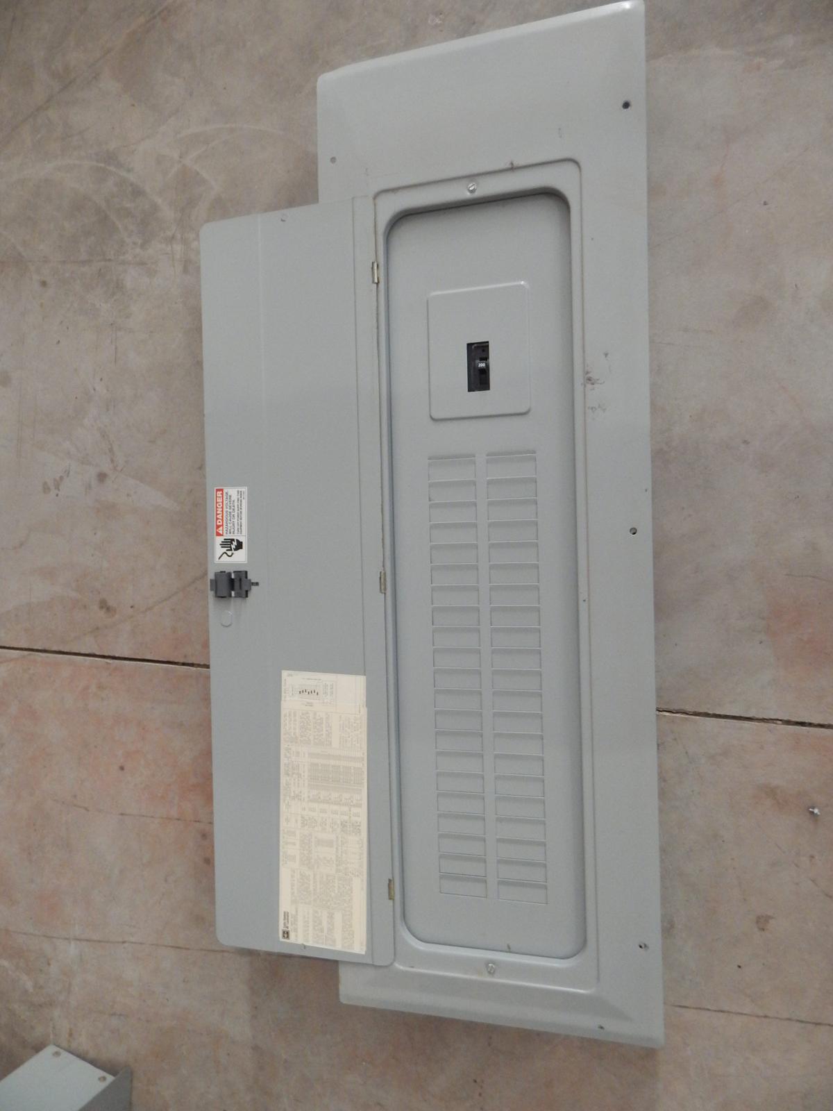 Centro de carga de 42 circuitos 200 AMP marca Cutler Hammer - imagen 1