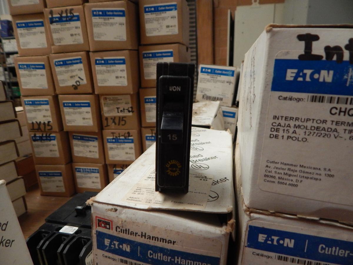 Interruptor termomagnético caja moldeada de 15 AMP 127/220V 1 polo modelo CHQ115 marca Cutler Hammer - imagen 1