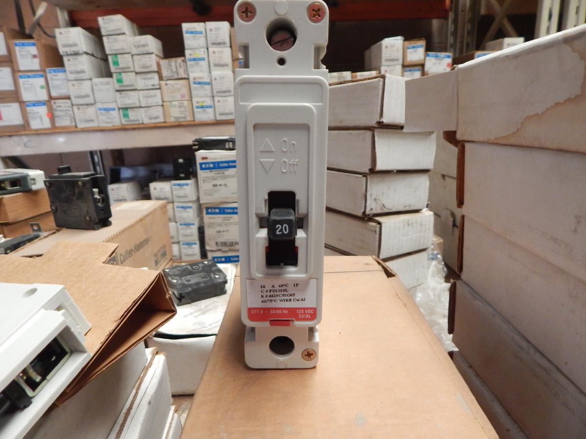 Interruptor 20 AMP 250 V 1 Polo modelo FD1020L marca Cutler Hammer - imagen 1