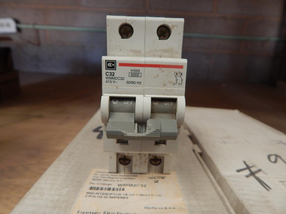Interruptor 32 AMP 415 V 2 polos modelo WMM2C32 marca Cutler Hammer - imagen 1