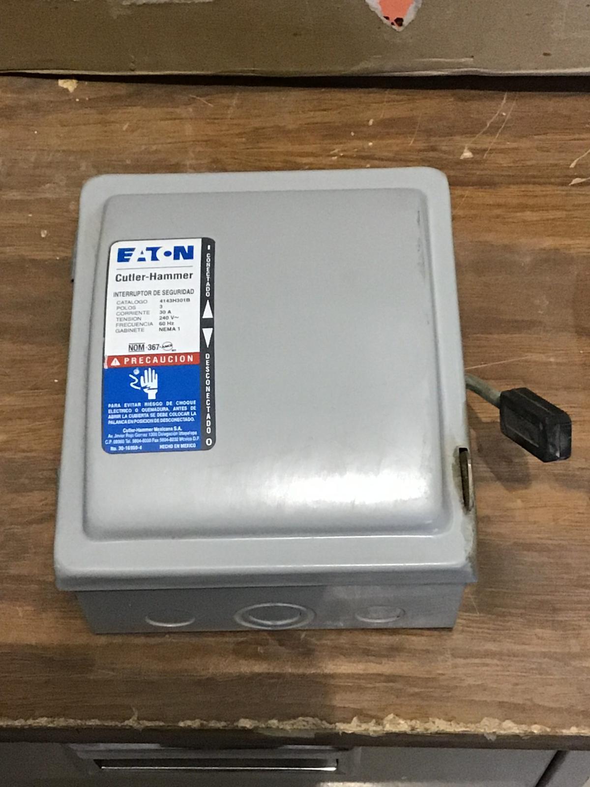 Interruptor de seguridad 30 A 240 V 3 polos modelo 4143H301B 30 A marca Cutler-Hammer - imagen 1