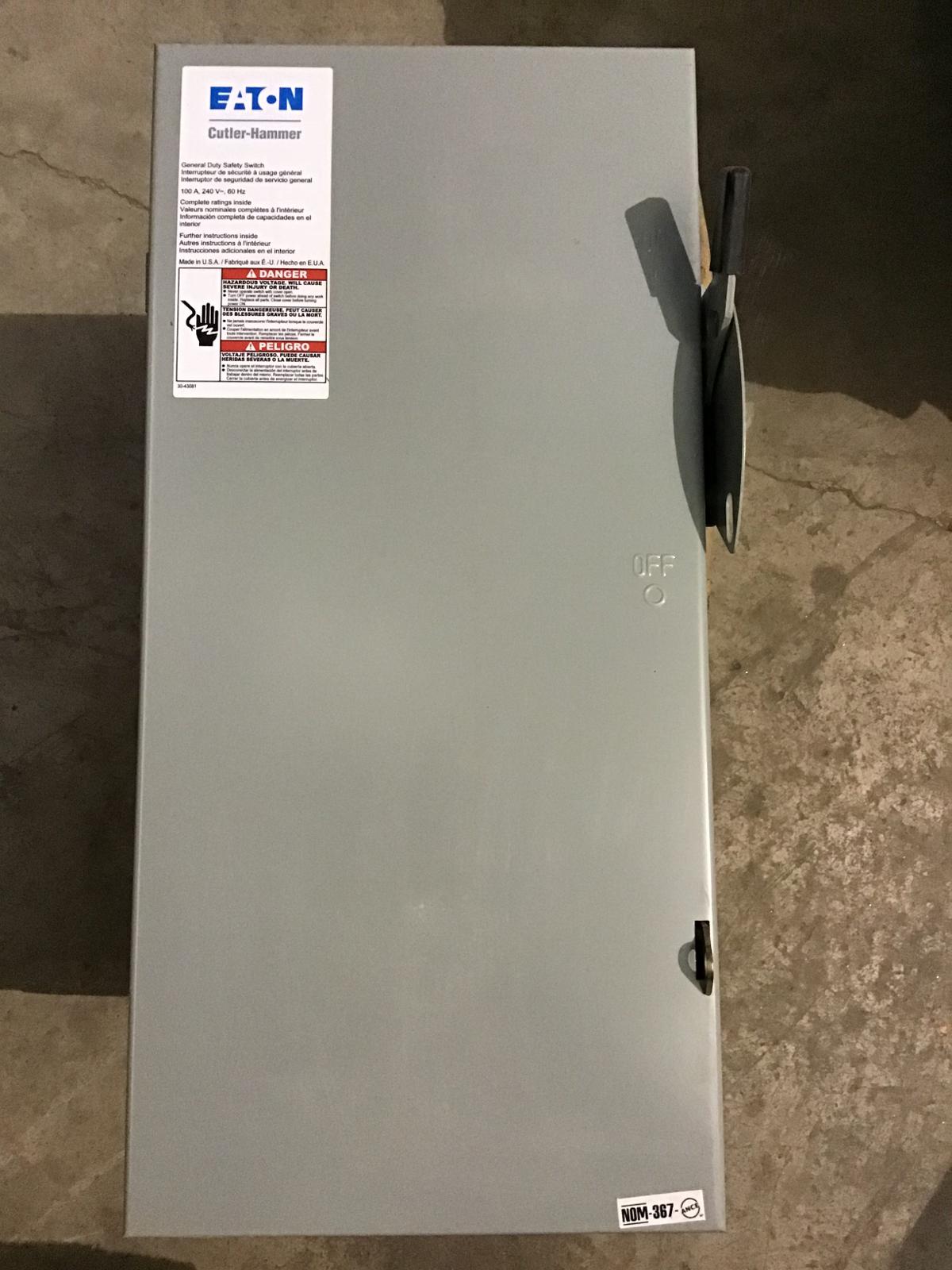 Interruptor de seguridad 100 AMP 240 V en gabinete modelo DG323NGB marca Cutler Hammer - imagen 1