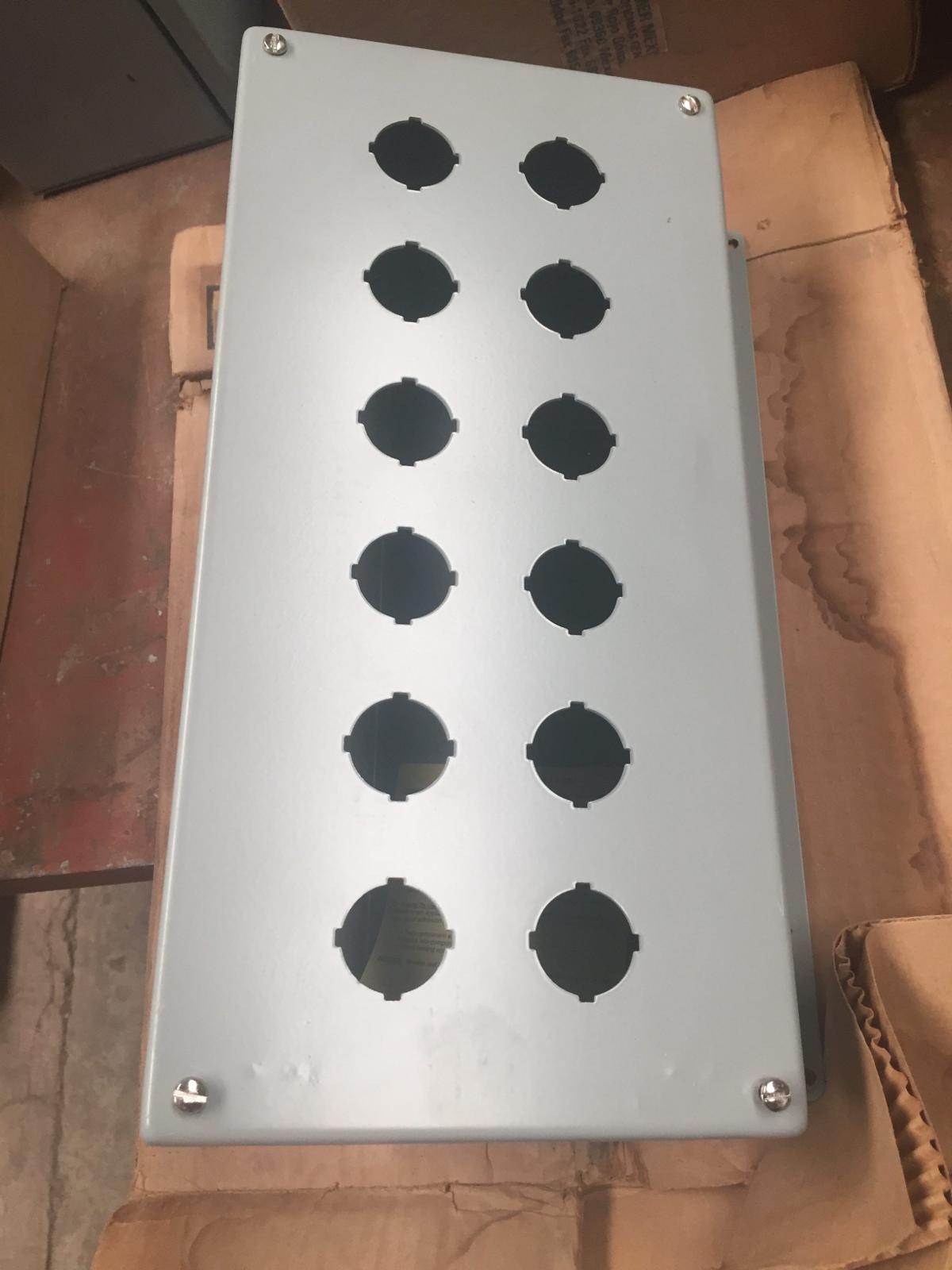 Caja para pulsadores inclinado frontal modelo E-12PBA marca Hoffman - imagen 1