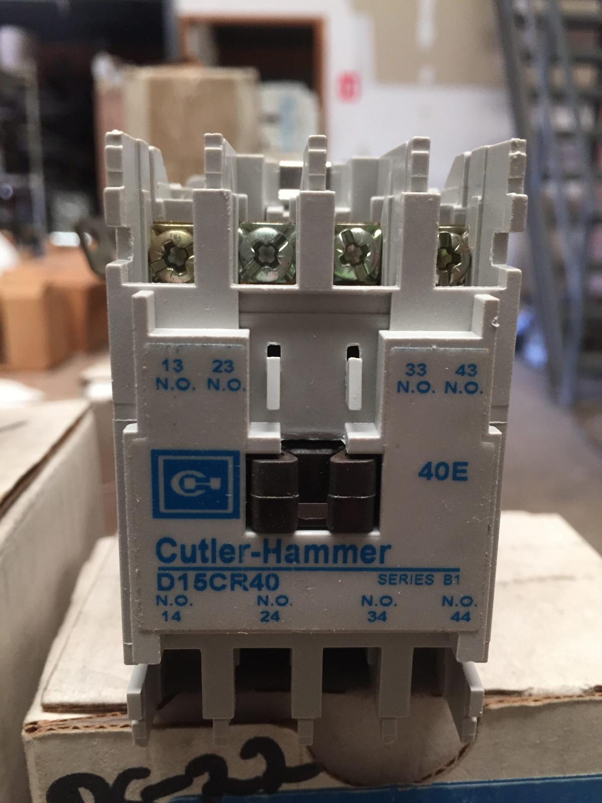 Contactor magnético 4 polos modelo D15CR40TB marca Cutler Hammer - imagen 1