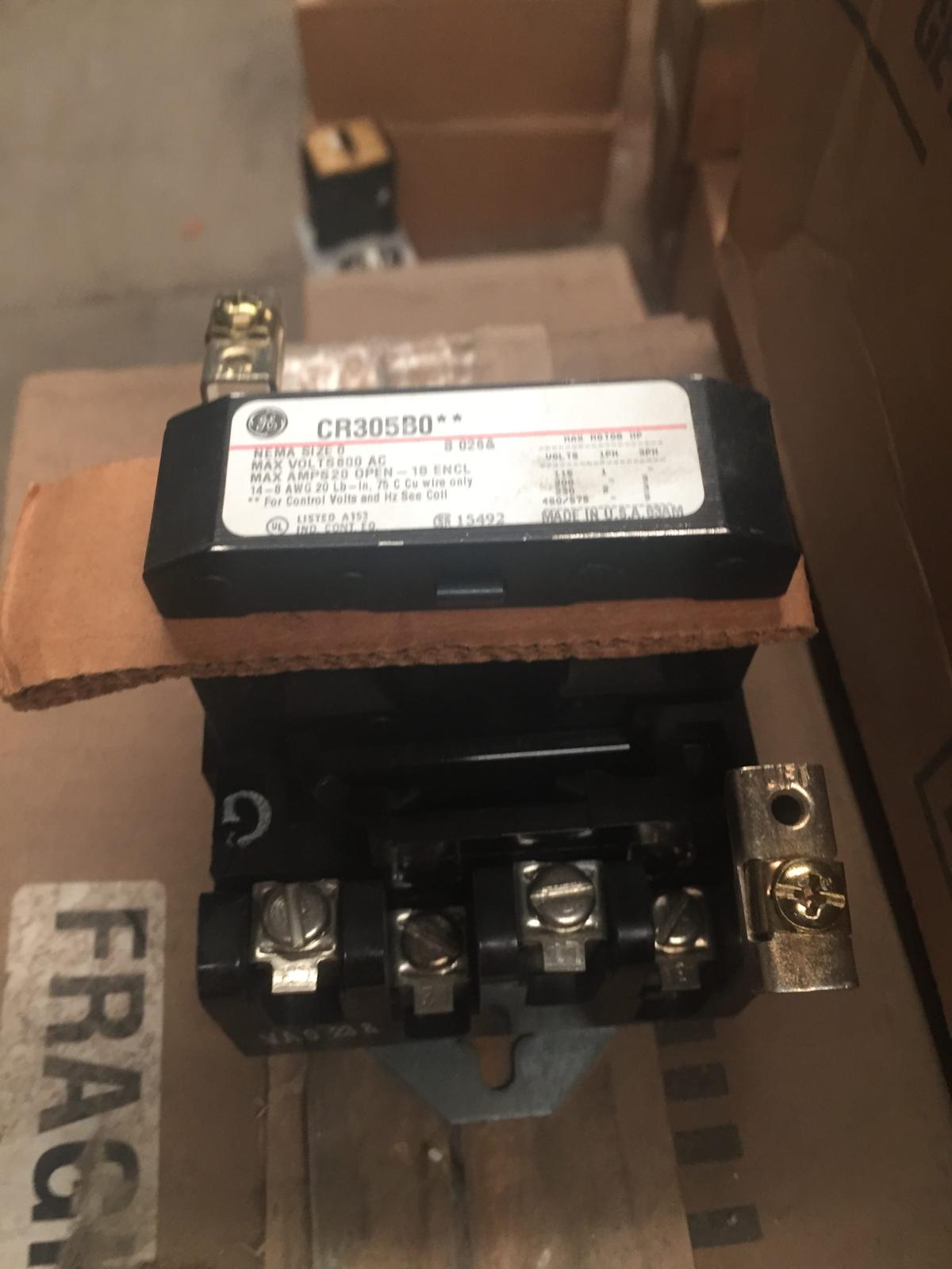 Contactor magnético modelo CR305B002 marca General Electric - imagen 1