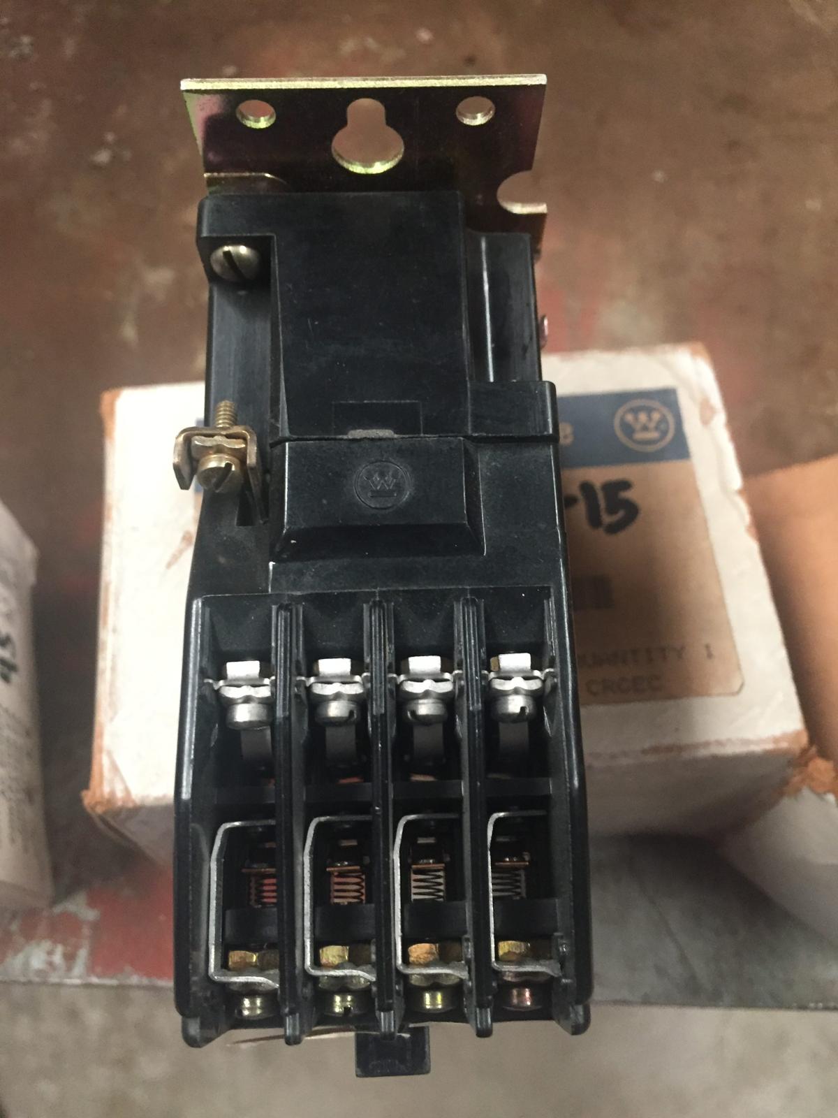 Relevador de control 3 polos 300V modelo CHMBF44E marca Westinghouse - imagen 1