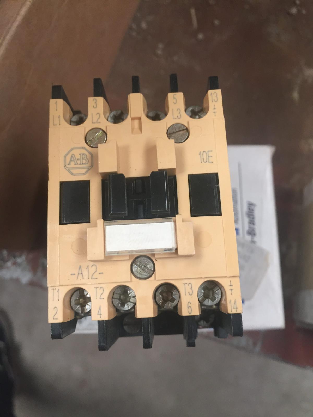 Contactor 12 AMP modelo 100-A12NJ3 marca Allen Bradley - imagen 1