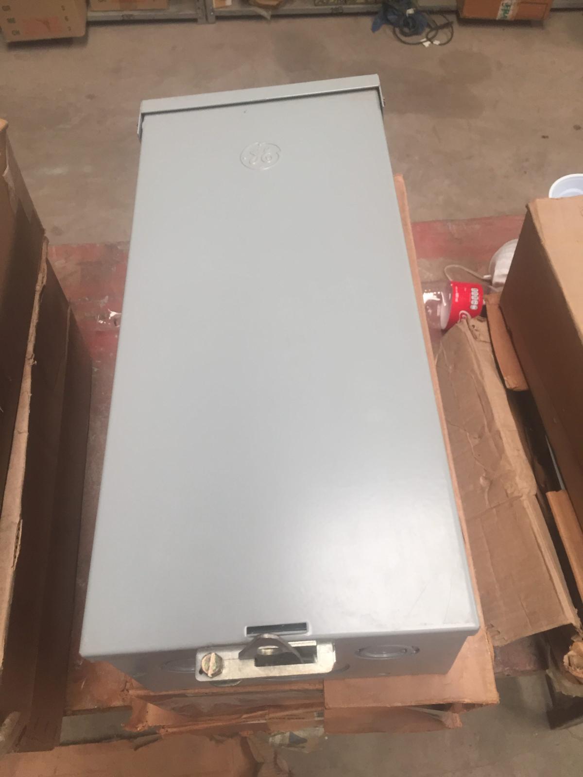 Gabinete para interruptor termomagnético 100 AMP 600V modelo TE100R marca General Electric - imagen 1