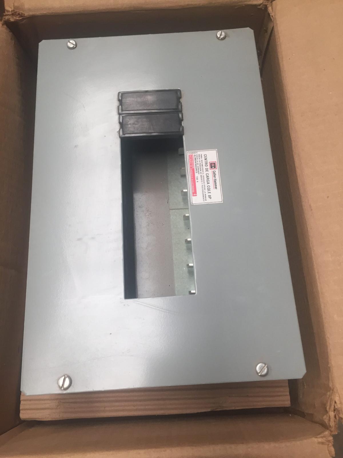 Centro de carga 100 AMP modelo CQLE 8P marca Cutler Hammer - imagen 1