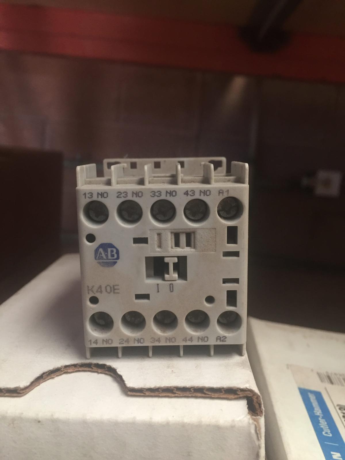 Contactor 10 AMP modelo 700K40E marca Allen-Bradley - imagen 1