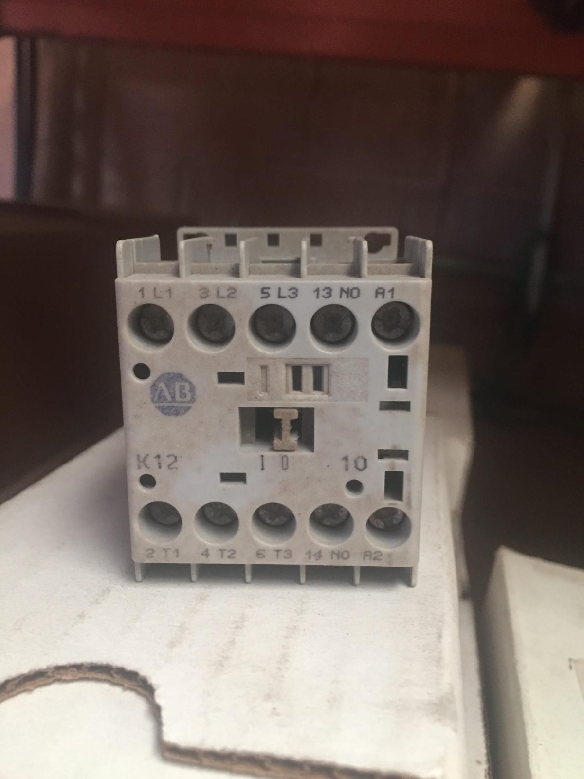Contactor 20 AMP modelo 100-K12D10M marca ALLEN BRADLEY - imagen 1