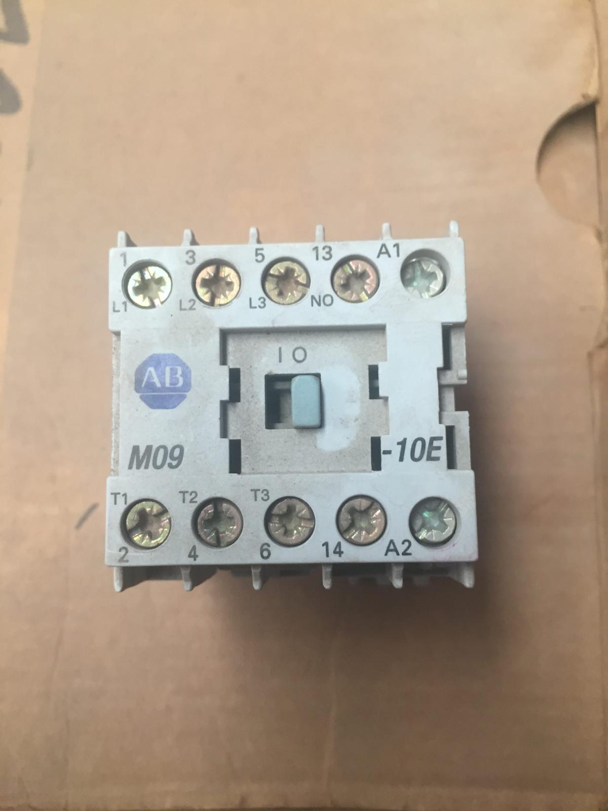 Contactor 20 AMP modelo 100-M09NZd243 marca Allen Bradley - imagen 1