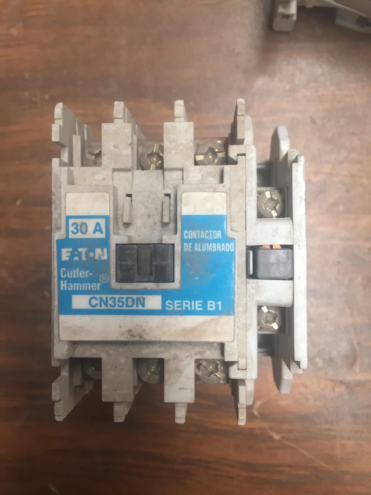 Contactor 30 AMP modelo CN35DN marca Cutler Hammer - imagen 1