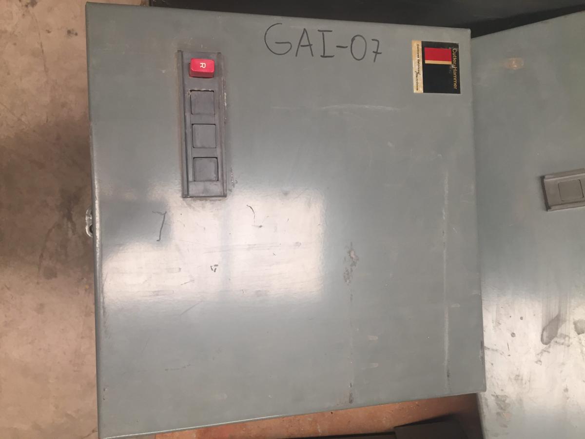 Gabinete para arrancador 32x32 cm marca Cutler Hammer - imagen 1