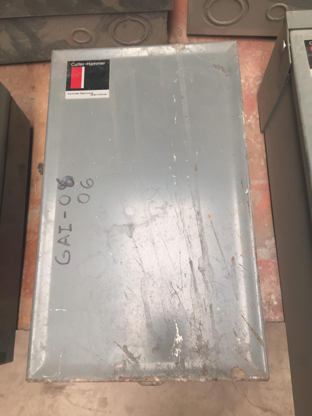 Gabinete para arrancador 45 AMP 20 cm X 32 cm marca Cutler Hammer - imagen 1
