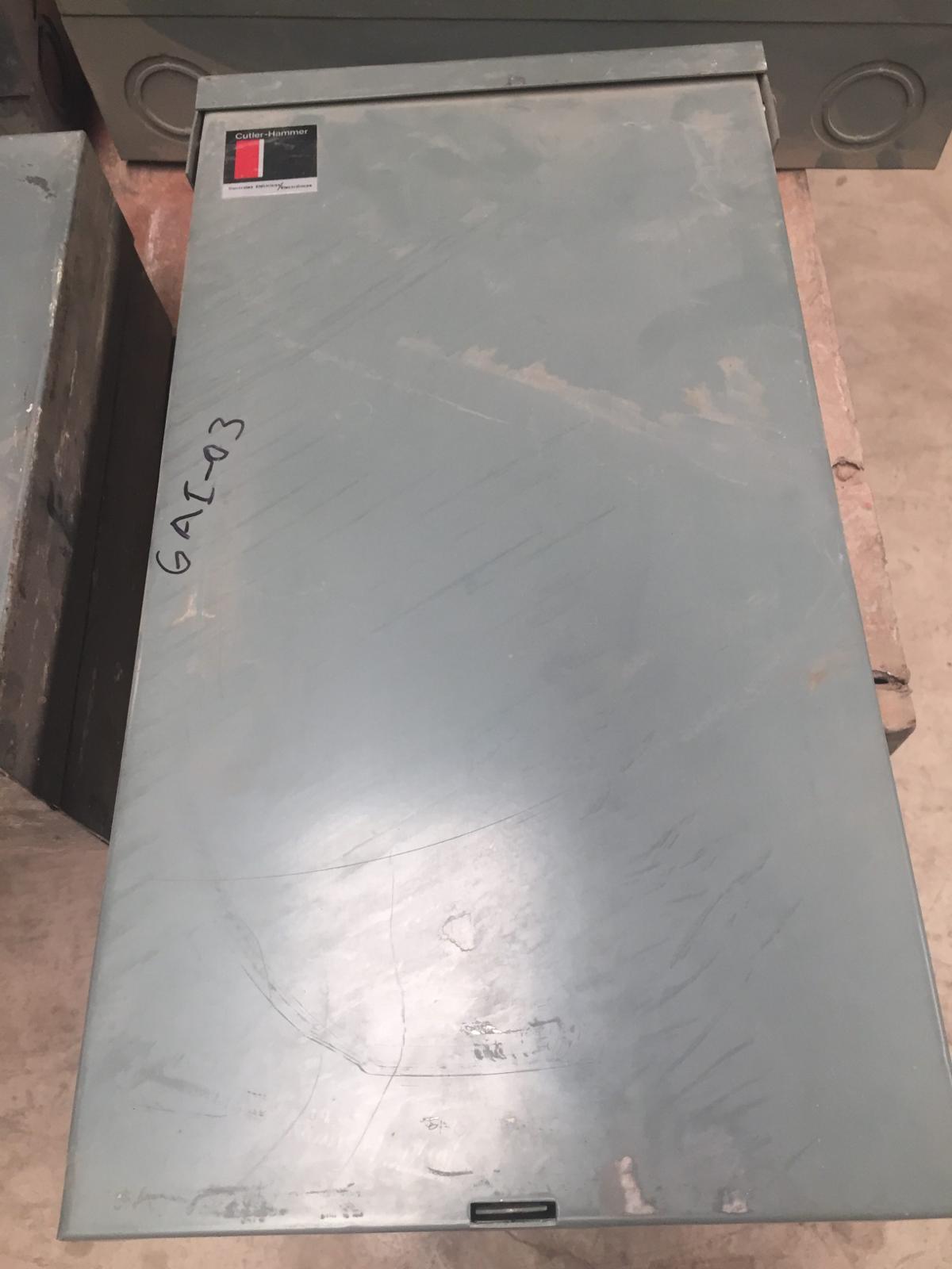 Gabinete para arrancador 28 x 51 cm marca Cutler Hammer - imagen 1