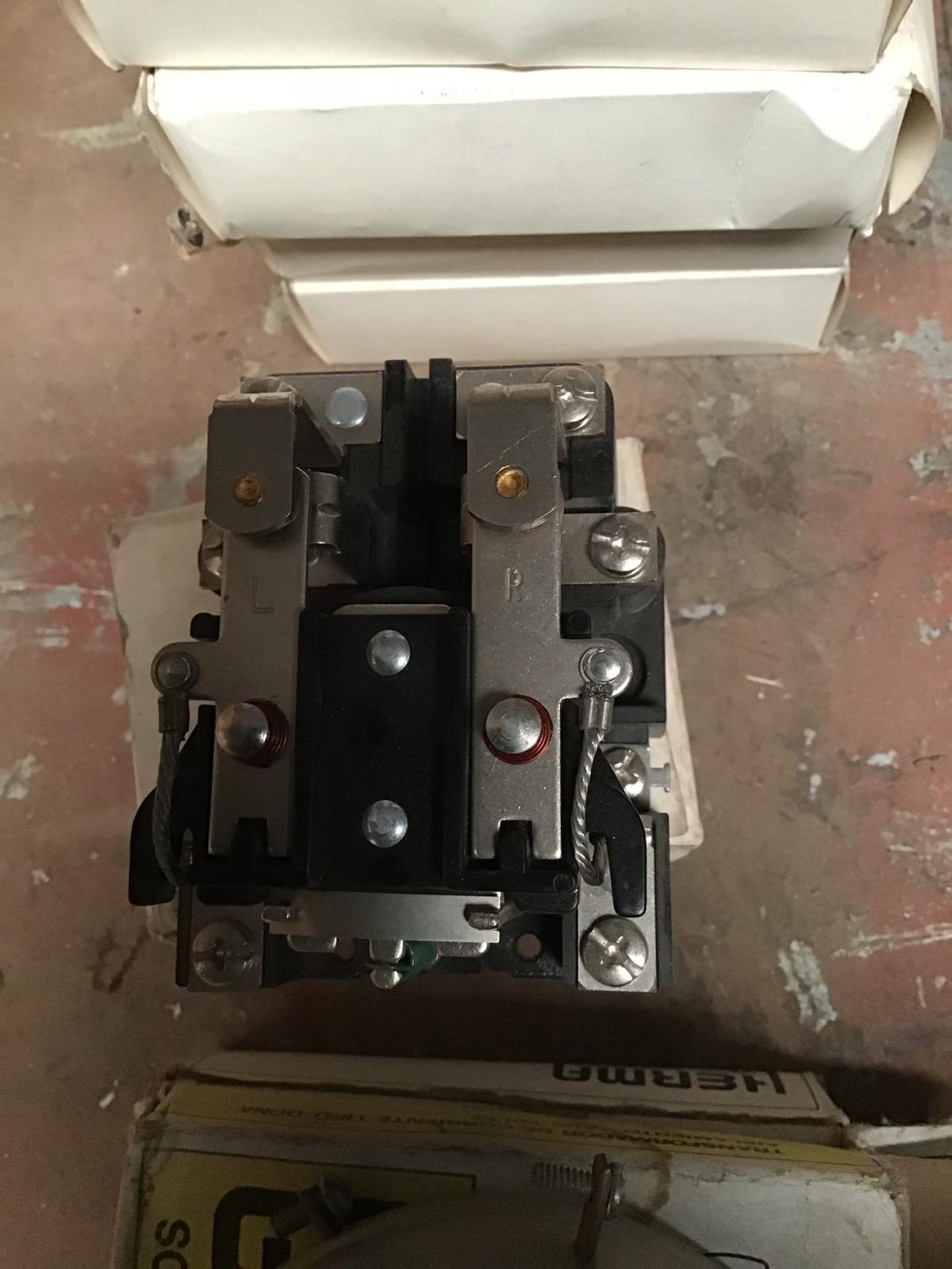 Relé de control 30 AMP modelo 700-HG42A2 marca Allen-Bradley - imagen 1