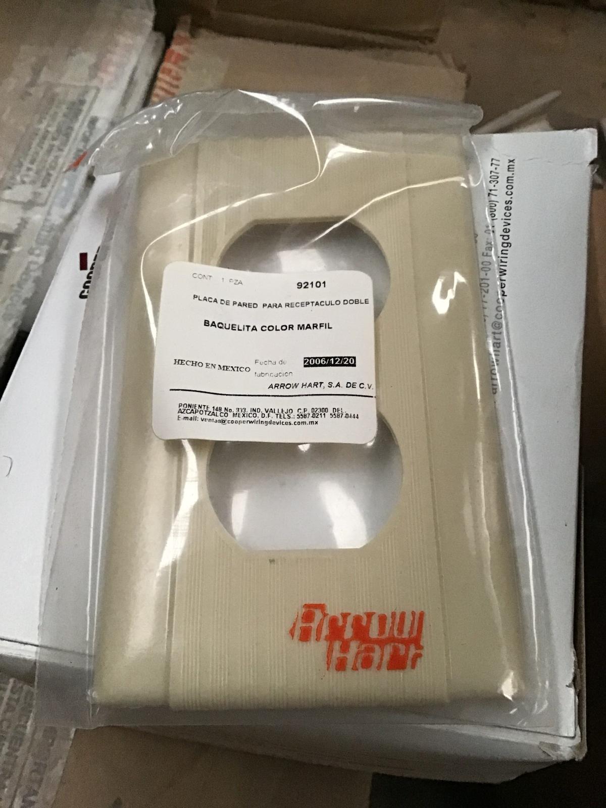 Placa de pared para receptáculo doble modelo 92101 marca Arrow Hart - imagen 1