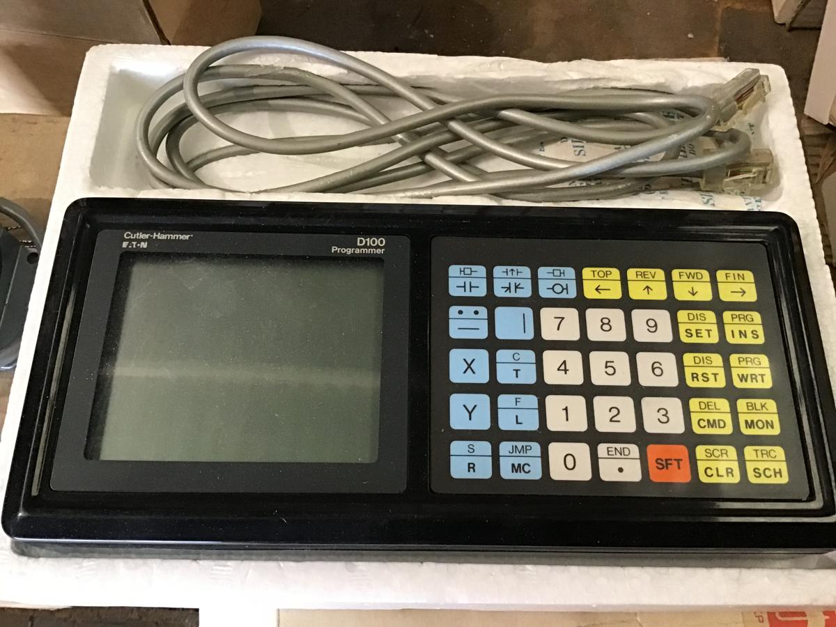 Controlador lógico micro programable LCD modelo D100PG10A marca Cutler Hammer - imagen 1