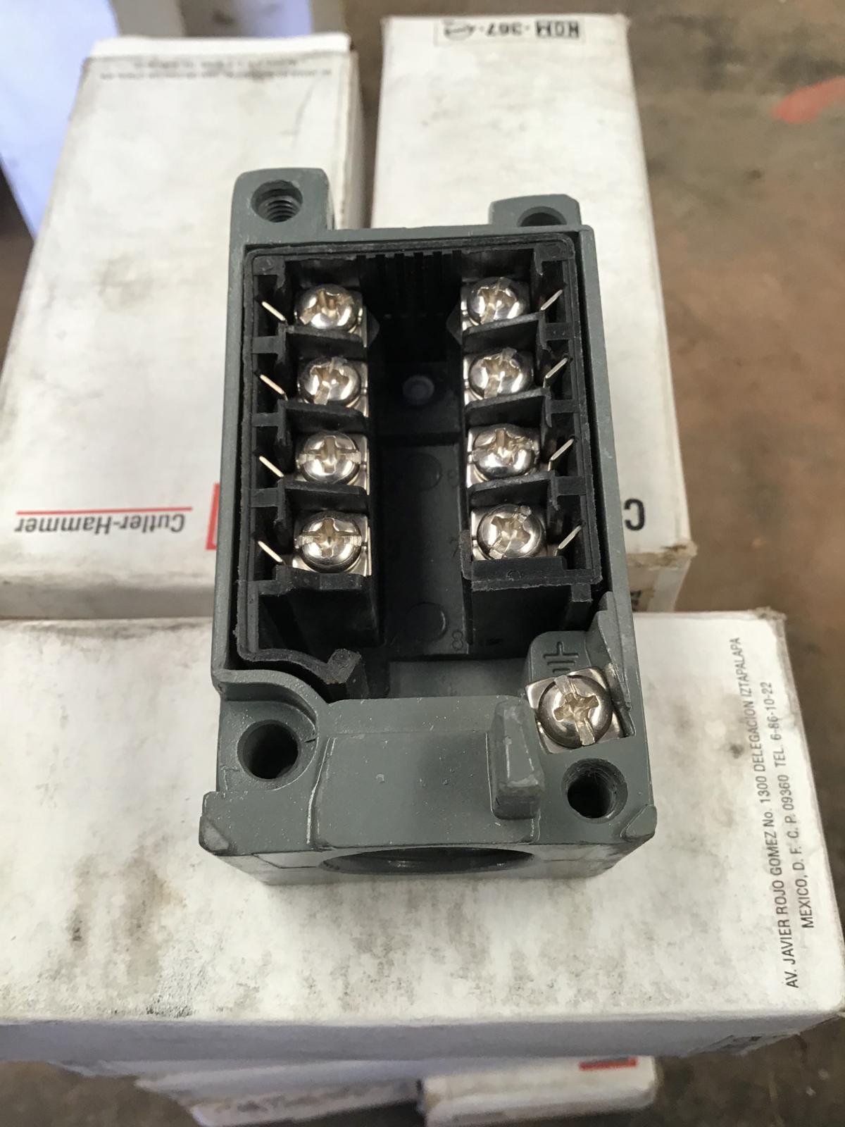 Receptáculos del interruptor modelo E50RB marca Cutler-Hammer - imagen 1