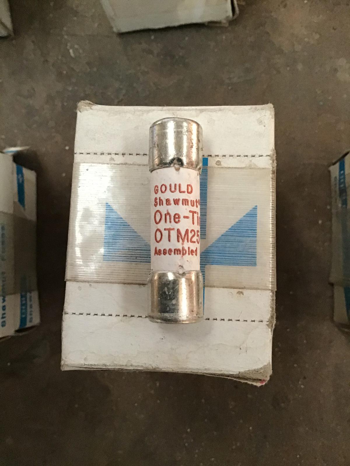 Fusible 25 AMP 250V modelo OTM25 marca Gould Shawmut - imagen 1