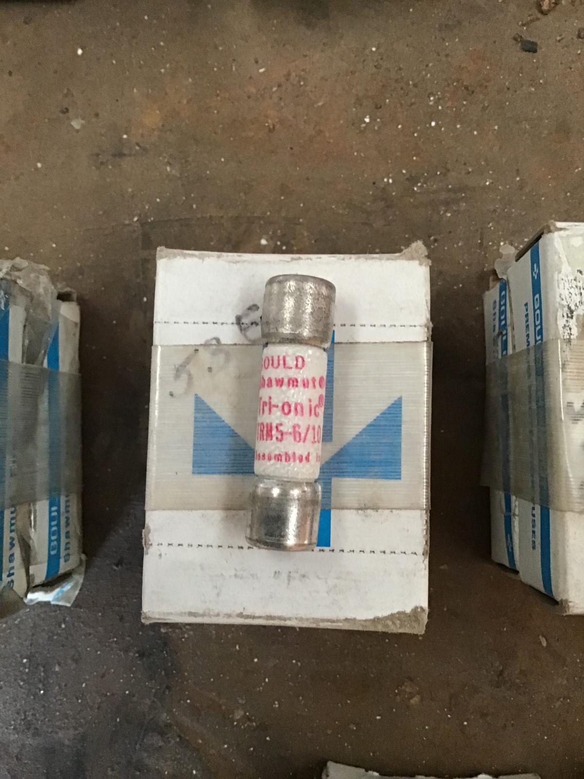Fusible 5 6/10 AMP 250V modelo TRM5 6/10 marca Gould Shawmut - imagen 1