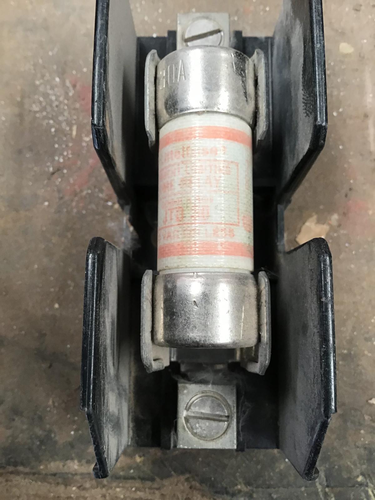 Portafusible con fusible JT3-30 marca Gould Shawmut - imagen 1