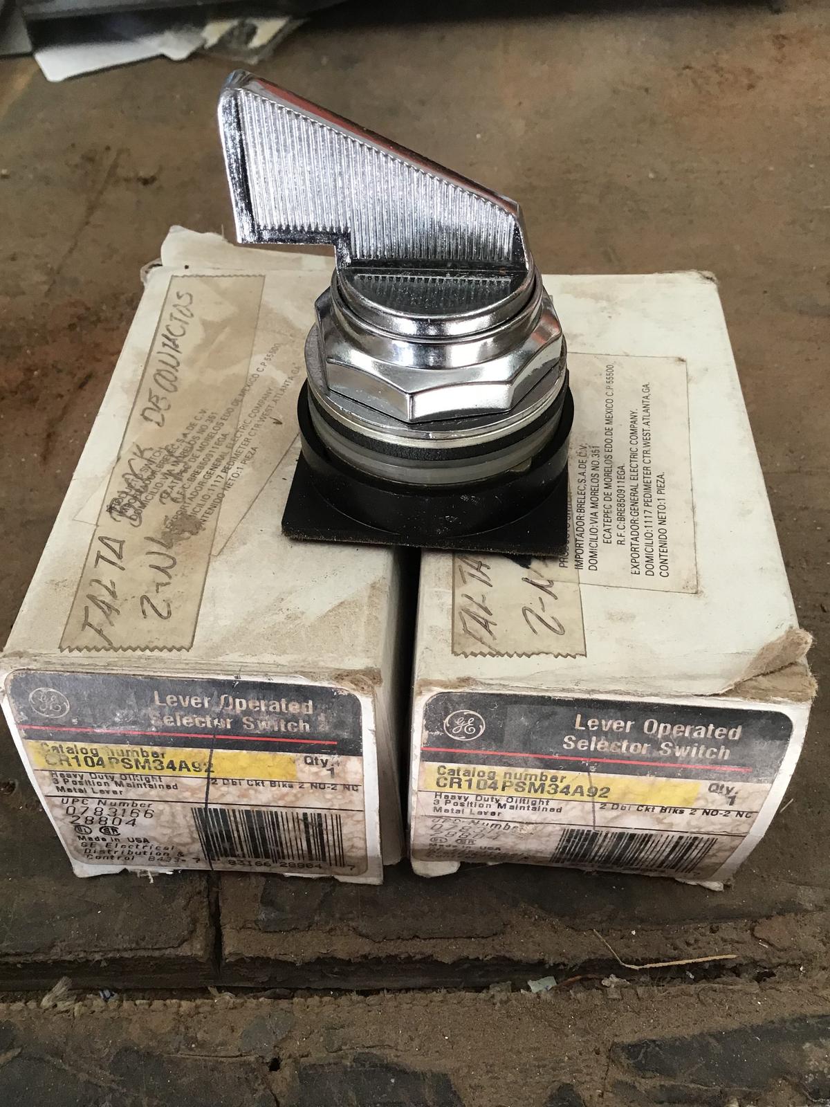 Interruptor selector 3 posiciones modelo CR104PSM34A92 marca General Electric - imagen 1