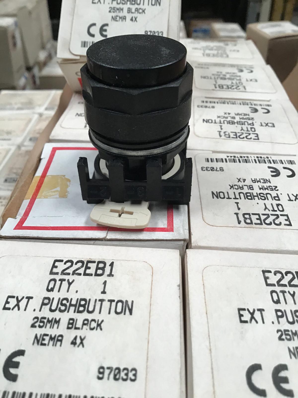 Botón largo negro modelo E22EB1 marca Cutler Hammer - imagen 1