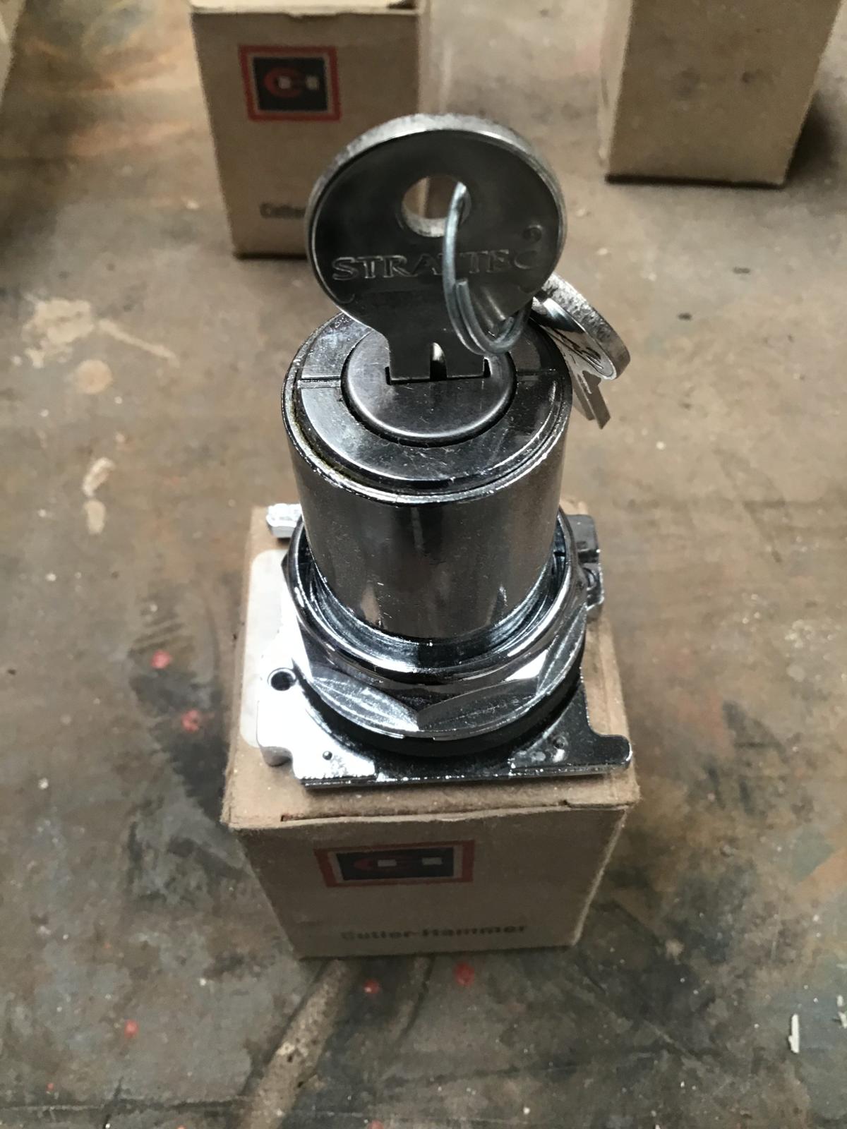 Interruptor selector 3 posiciones modelo 10250T15334 marca Cutler Hammer - imagen 1