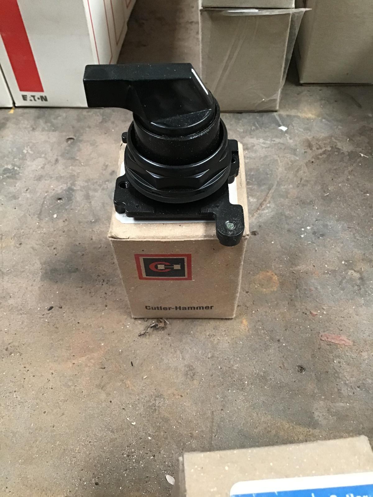 Interruptor selector 3 posiciones modelo 10250T3042RC marca Cutler Hammer - imagen 1