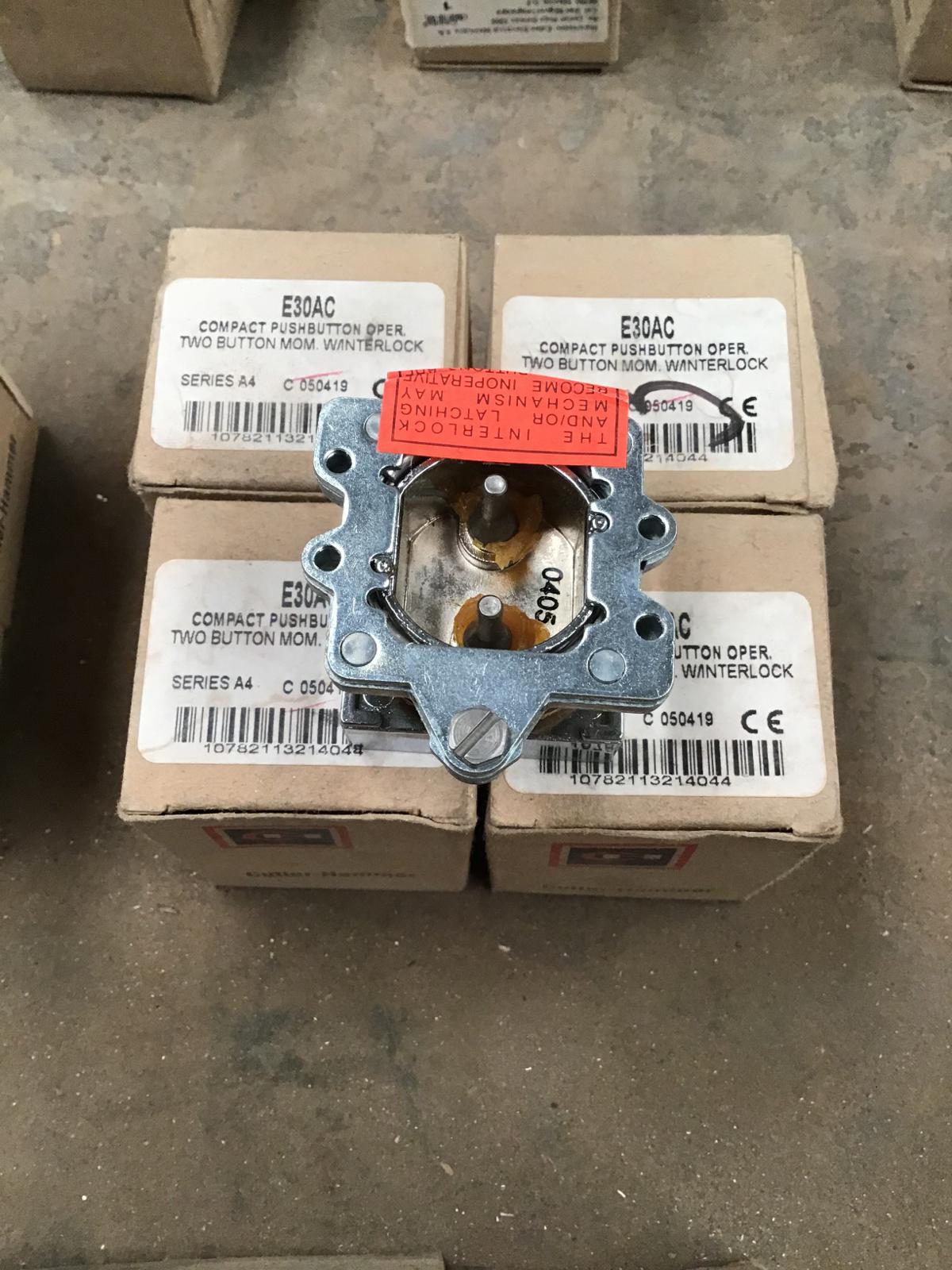 Botón operador compacto modelo E30AC marca Cutler Hammer - imagen 1