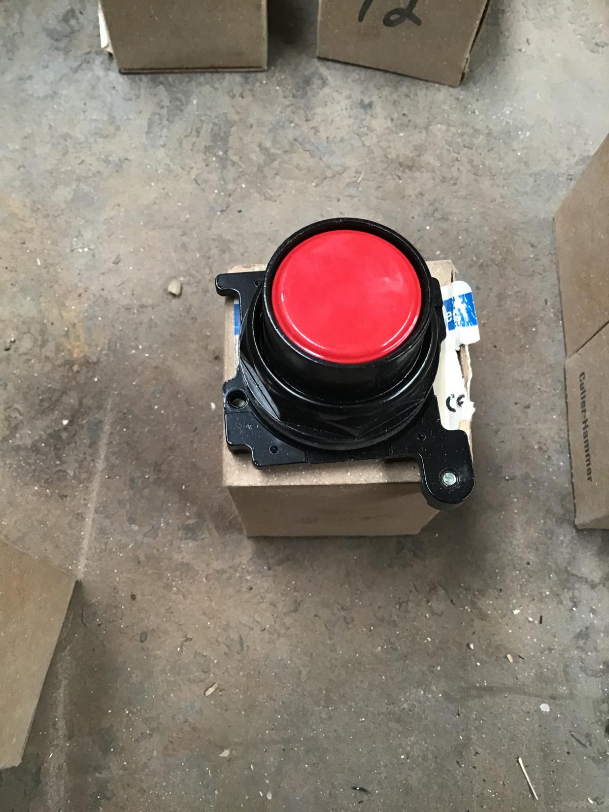 Botón operador rojo modelo 10250T102RC marca Cutler Hammer - imagen 1
