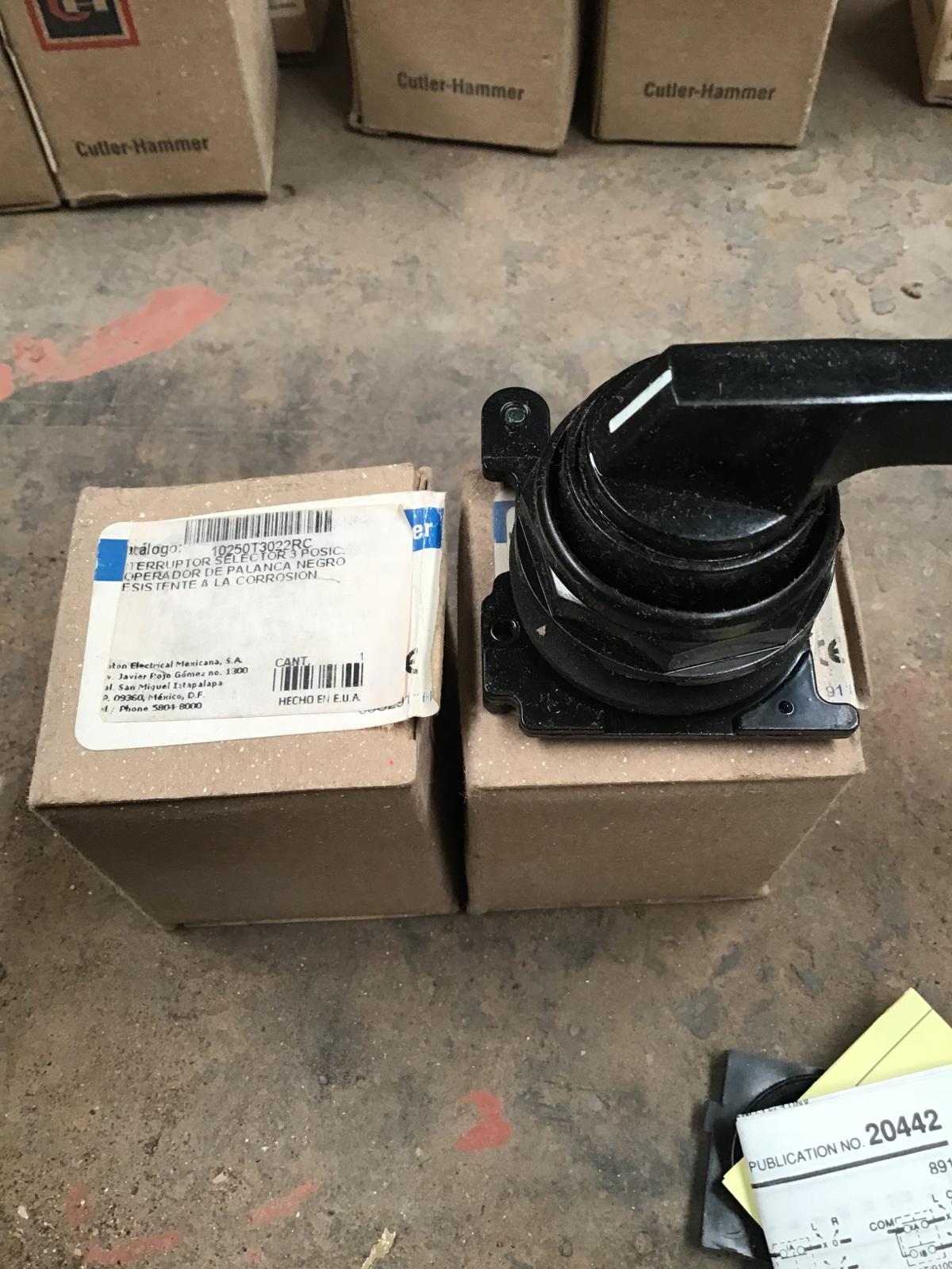 Interruptor selector 3 posiciones modelo 10250T3022RC marca Cutler Hammer - imagen 1