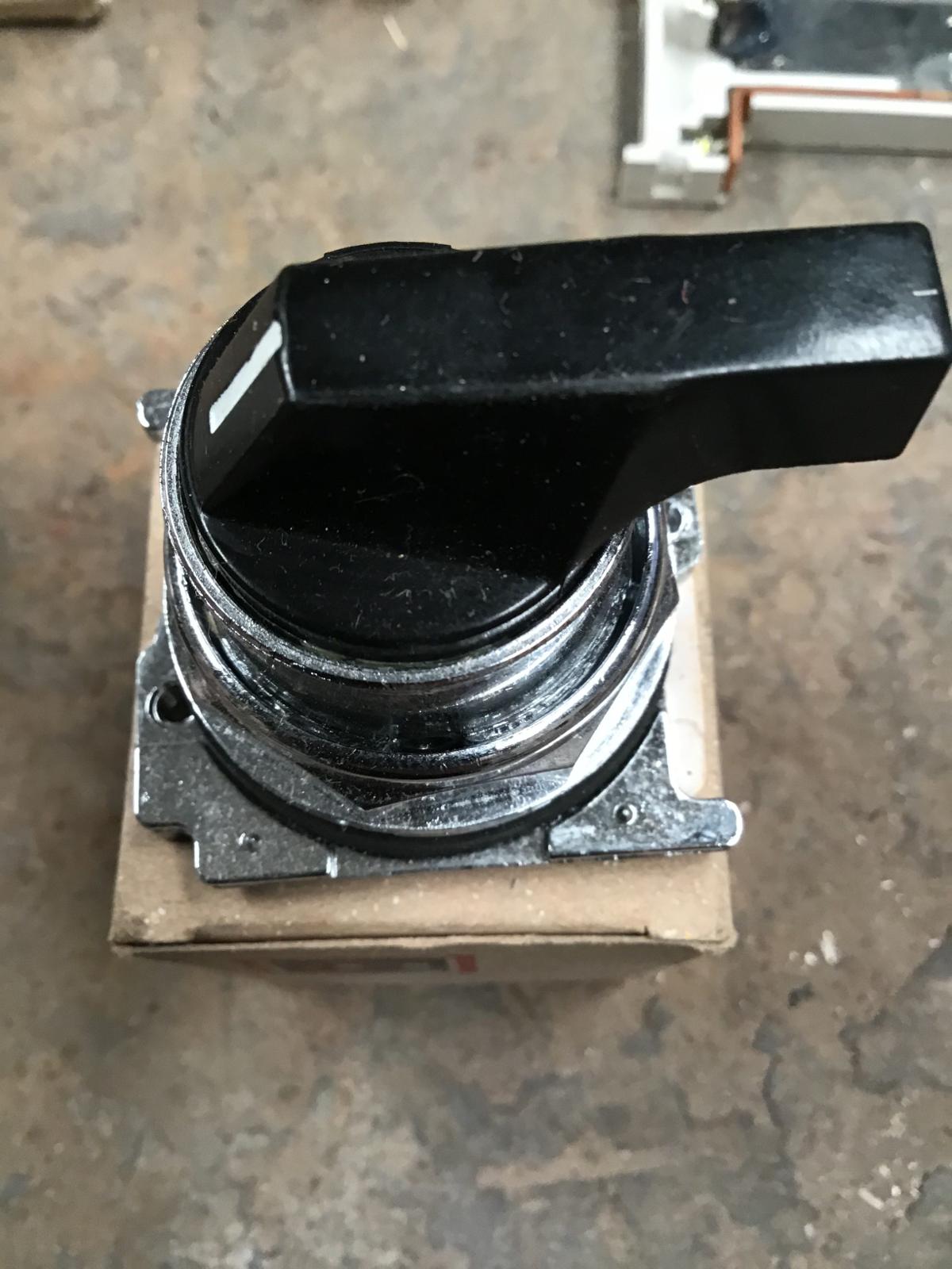 Interruptor selector 3 posiciones modelo 10250T3042 marca Cutler Hammer - imagen 1