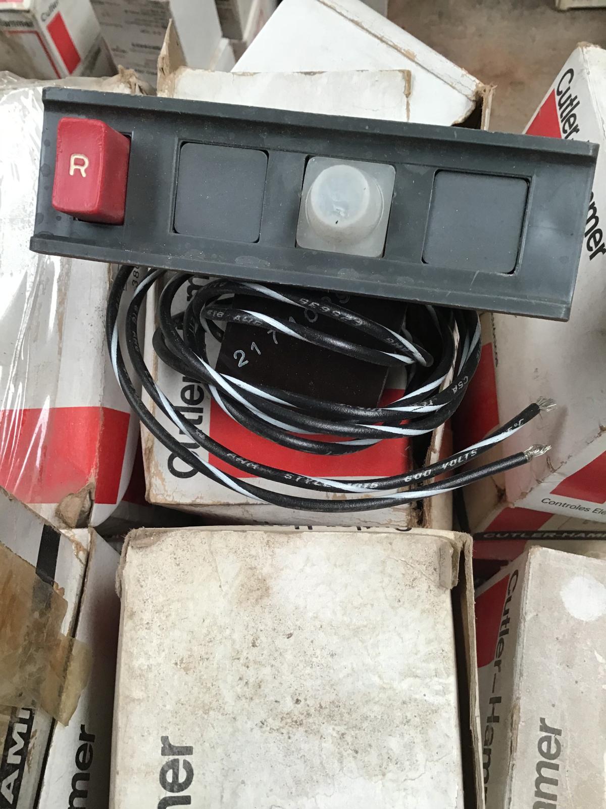 Interruptor selector de posición modelo C400KG3 marca Cutler Hammer - imagen 1