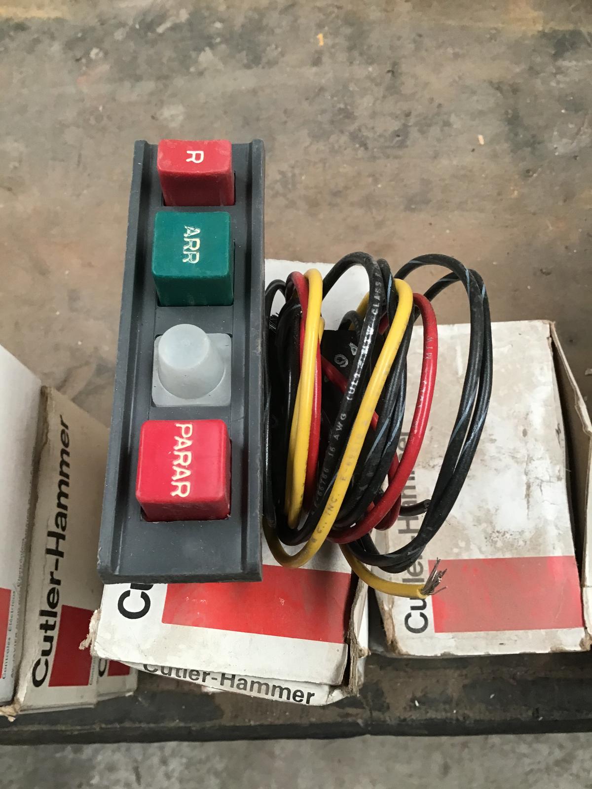 Estación de botones 60 AMP 127V modelo C400KG5B marca Cutler Hammer - imagen 1