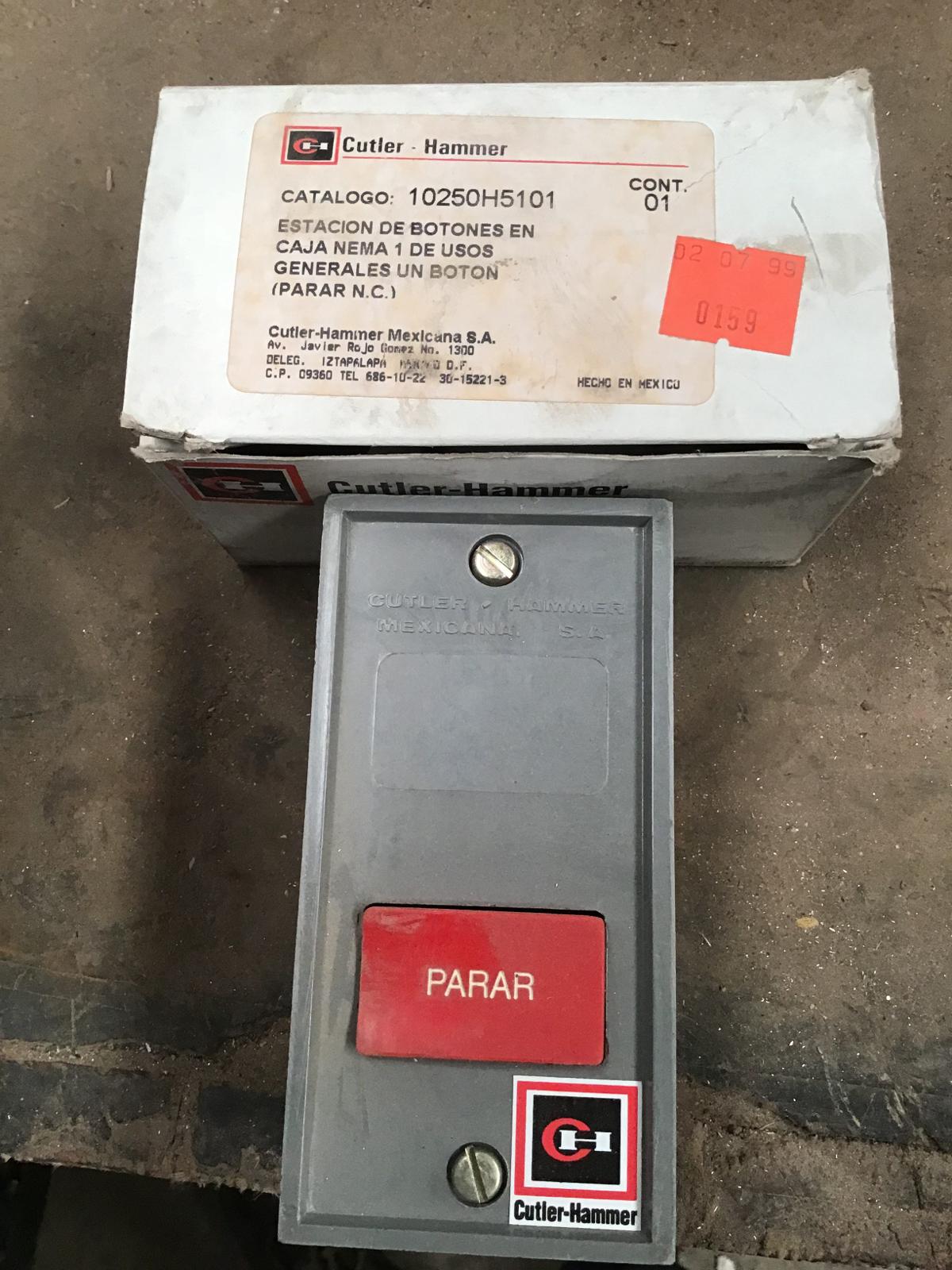 Estación de botón parar en caja nema 1 modelo 10250H5101 marca Cutler Hammer - imagen 1