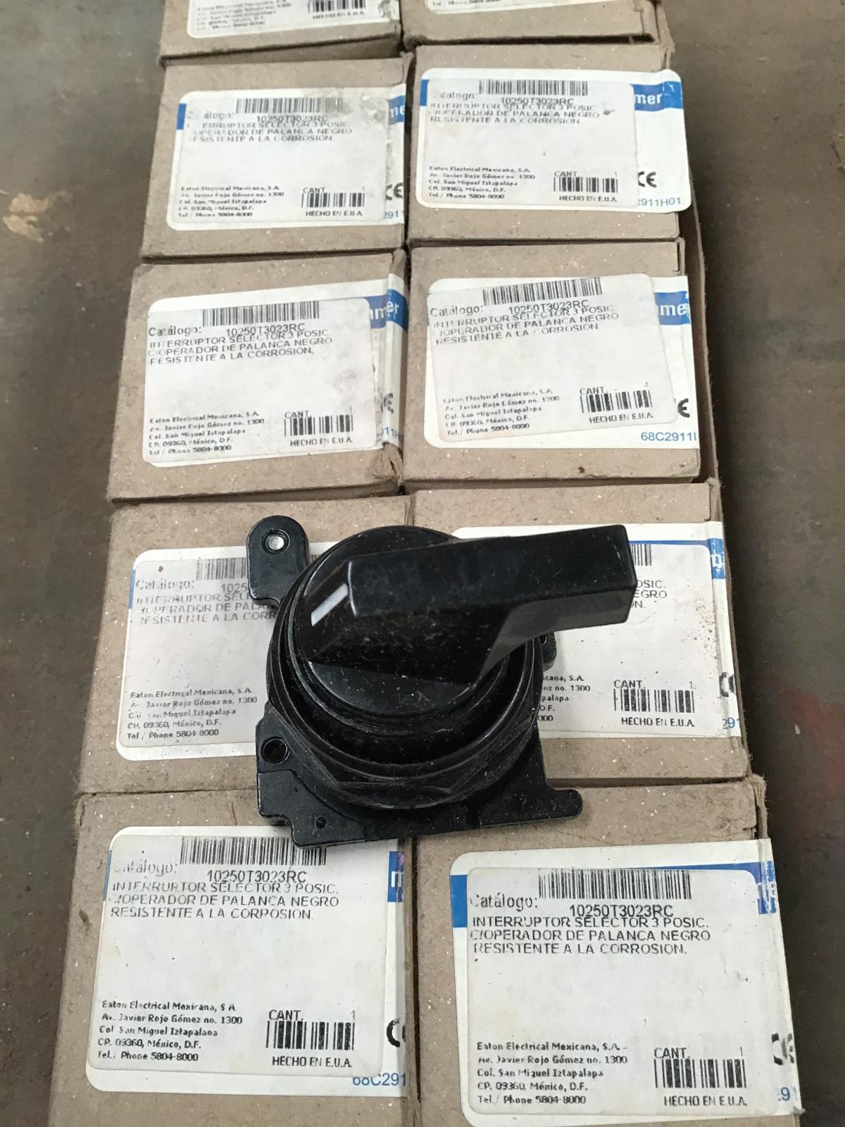 Interruptor selector 3 posiciones modelo 10250T3023RC marca Cutler Hammer - imagen 1
