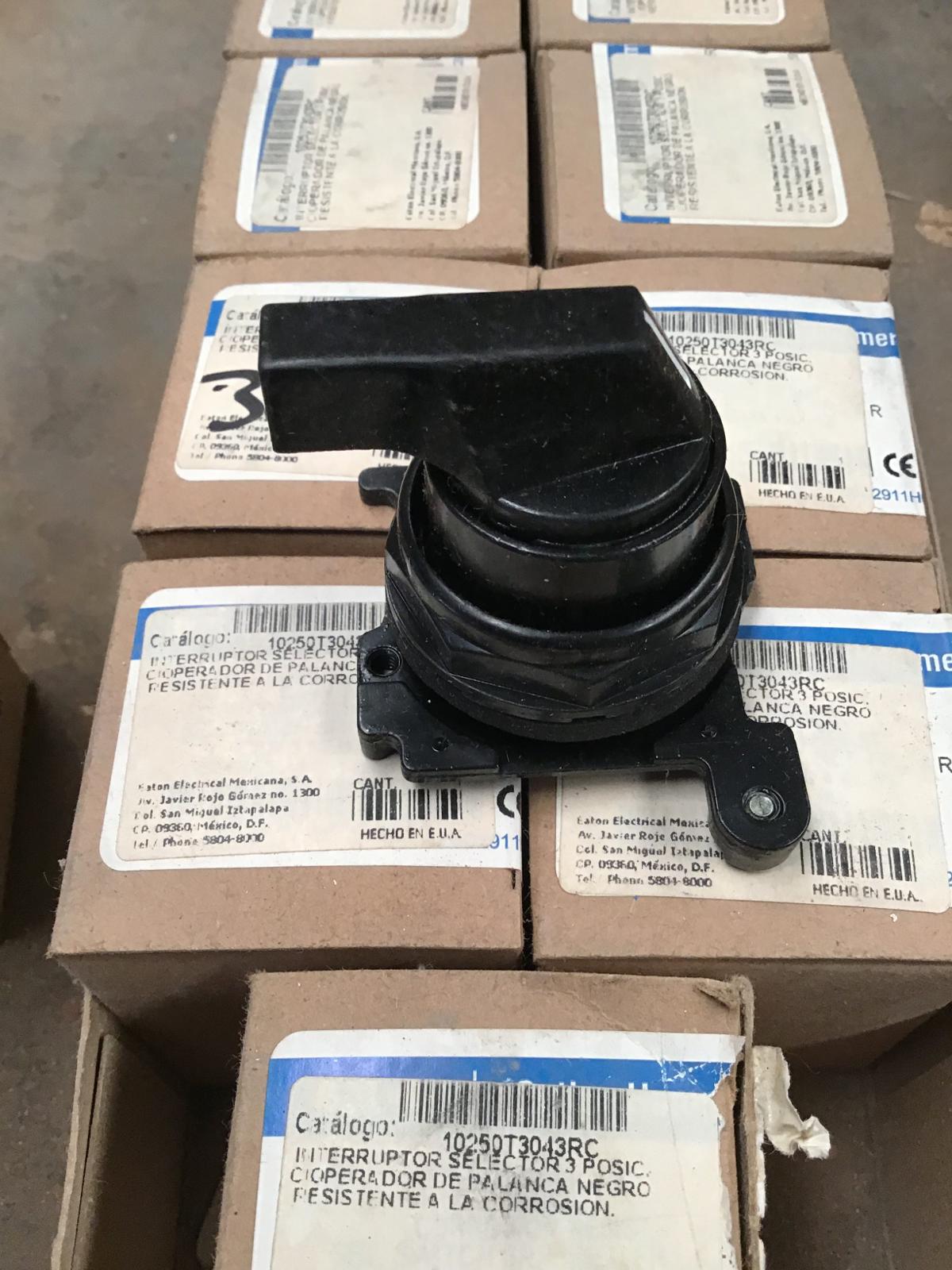 Interruptor selector 3 posiciones modelo 10250T3043RC marca Cutler Hammer - imagen 1