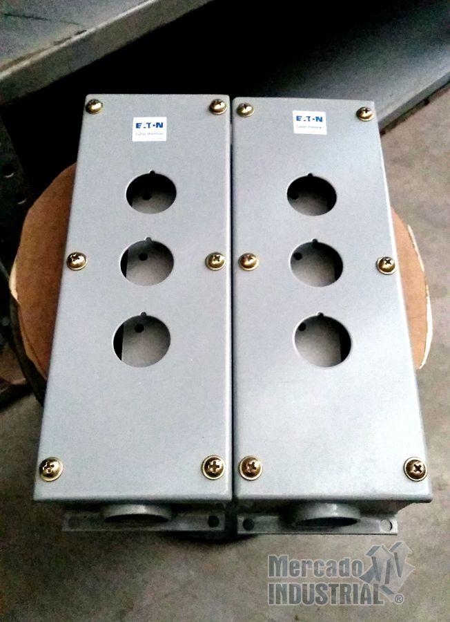 Caja para estación de 3 botones modelo 10250TN3RCA marca Cutler Hammer - imagen 1
