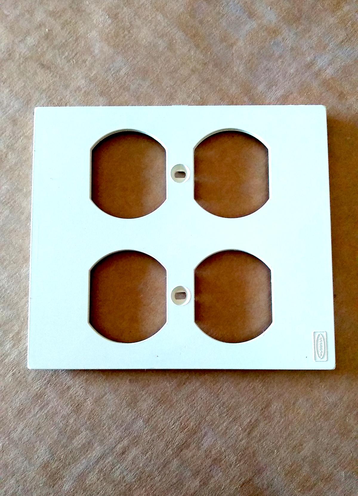 Placa de pared doble modelo MTP28 marca Hubbell - imagen 1