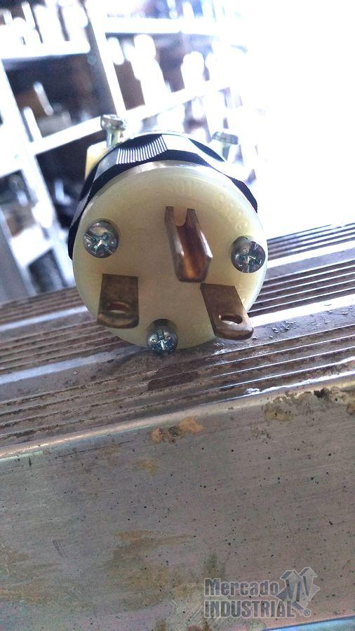 Clavija Macho 15 AMP Cat. 5666-C marca LEVITON - imagen 1