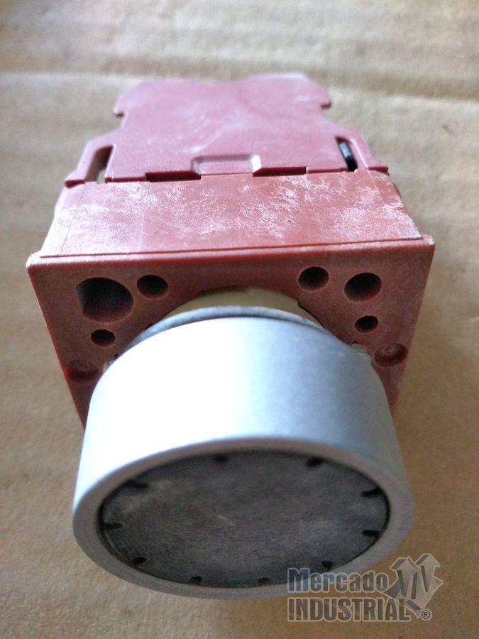 Botón de paro 6 AMP 230V modelo 3SB14 00-0C marca Siemens - imagen 1