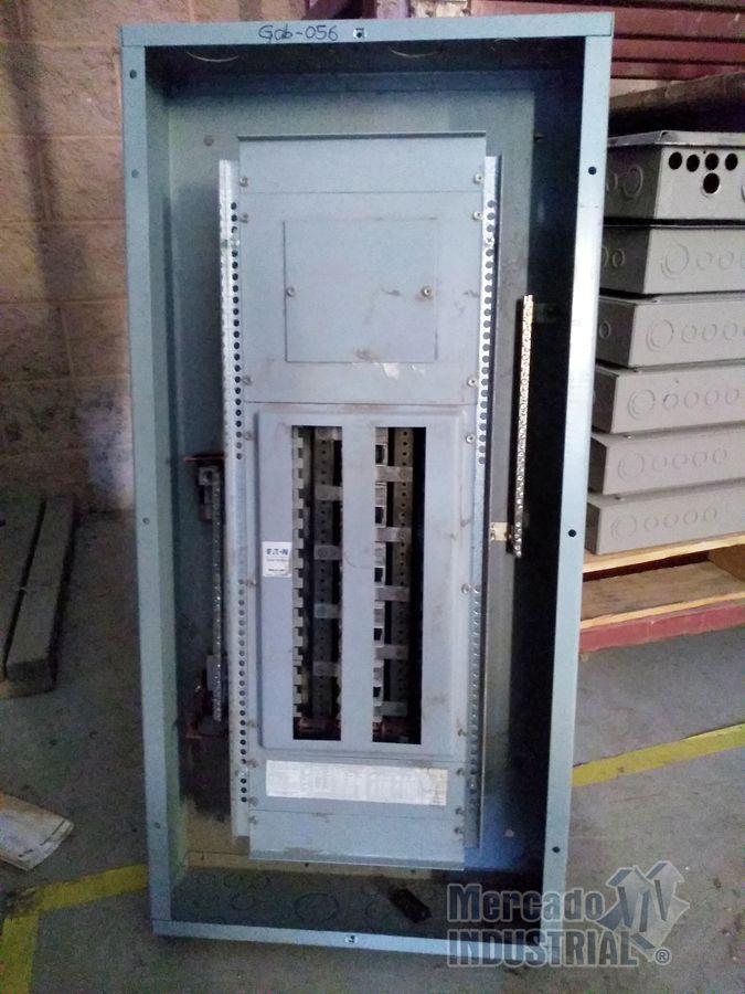 Centro de carga 200A 240V de 0.52 m x 1.06 m marca Cutler-Hammer - imagen 1